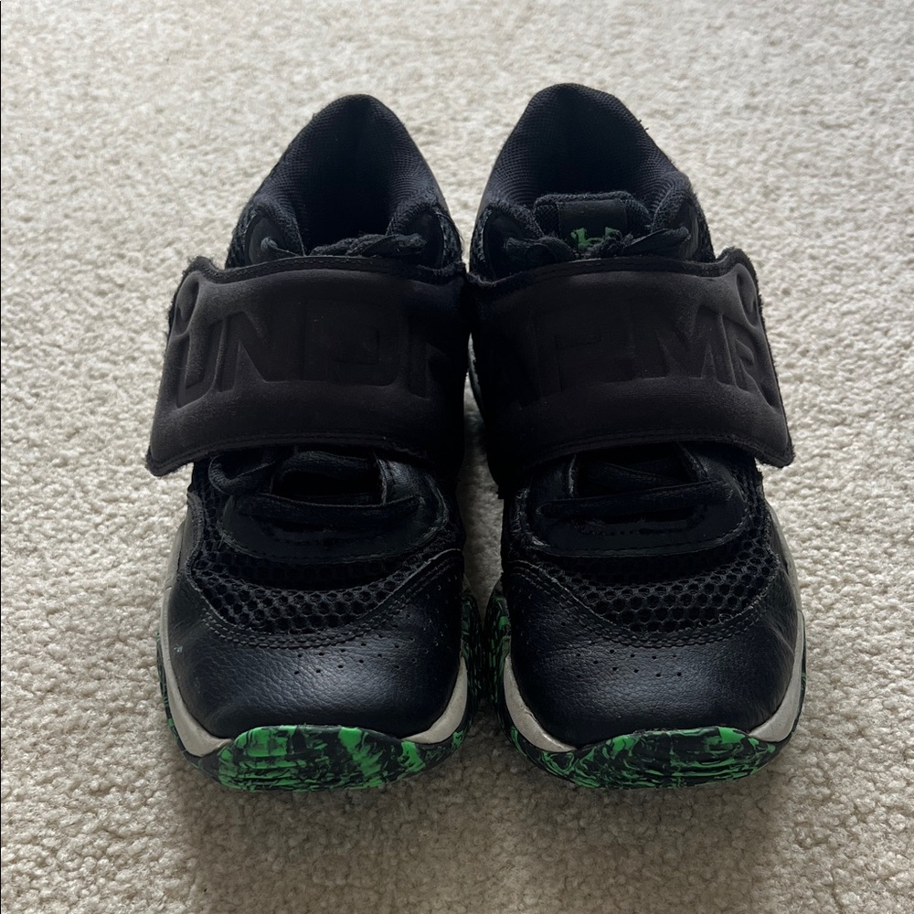 Under Armour Boys Black and Green basketball Sneakers